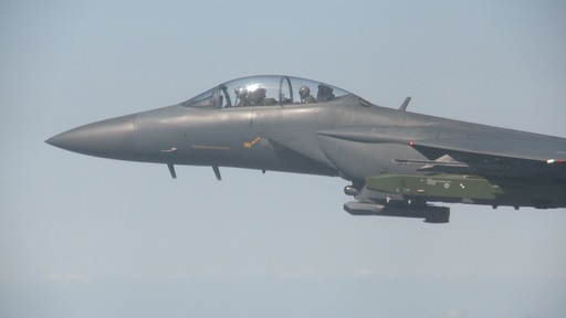 한국 공군 F-15K 전투기가 타우러스 공대지 미사일을 탑재한 채 비행하고 있다. 공군 제공