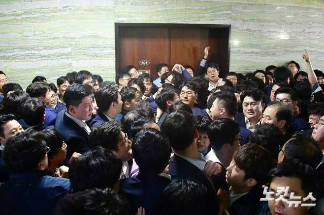 지난 25일 저녁 국회 의안과 앞에서 자유한국당 의원 당직자들이 패스트트랙 법안 접수를 시도하는 더불어민주당 의원을 비롯한 경호처 직원들과 충돌하고 있다. (사진=윤창원 기자)