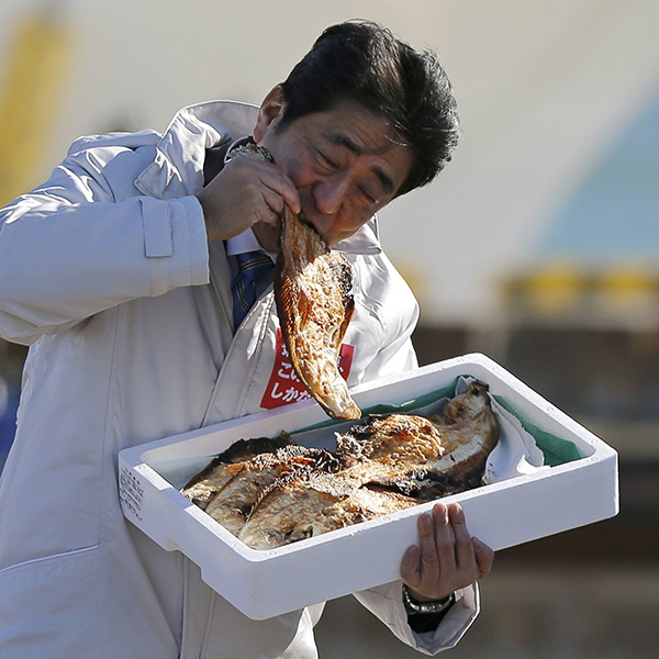 ⓒReuter 아베 신조 일본 총리가 후쿠시마현 하라가마항에서 ‘현지산 생선’을 먹고 있다.