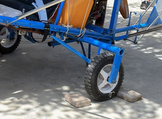 I무하마드 페이야즈 씨가 직접 만든 경비행기. 바퀴는 인력거에서 가져와 달았다. [AFP=연합뉴스]