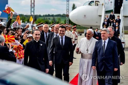 프란치스코 교황(오른쪽에서 두번째)이 7일(현지시간) 북마케도니아 수도 스코페에 도착해 조란 자에브(교황의 왼쪽 옆) 마케도니아 총리, 조르게 이바노프(교황 오른쪽 옆) 마케도니아 대통령의 영접을 받고 있다. [AFP=연합뉴스]