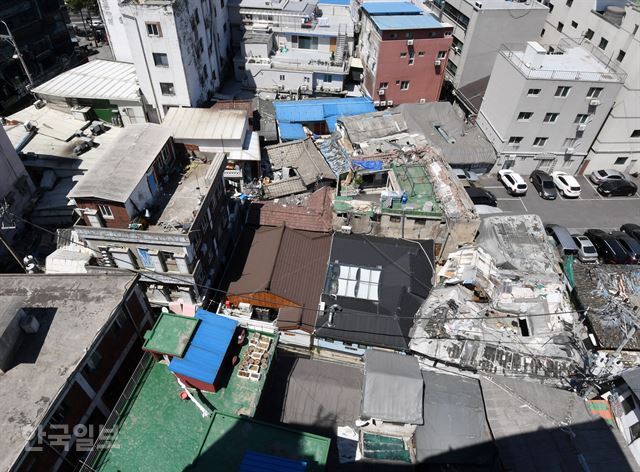 서울의 한 쪽방 밀집 지역에 낡은 지붕의 건물들이 다닥다닥 붙어 있다. 홍인기 기자