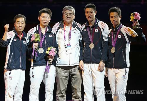 2012년 런던올림픽 은메달 당시 조양호 전 회장과 촬영한 유승민(왼쪽에서 2번째) [연합뉴스 자료 사진]