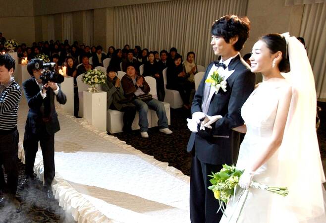결혼 문화가 변화는 것과 함께 청첩장의 문구도 시대별로 달라지고 있다. 사진은 지난 2009년 12월 서울 중구의 한 결혼식장에서 열린 결혼식 체험 행사. 이종근 기자 root2@hani.co.kr