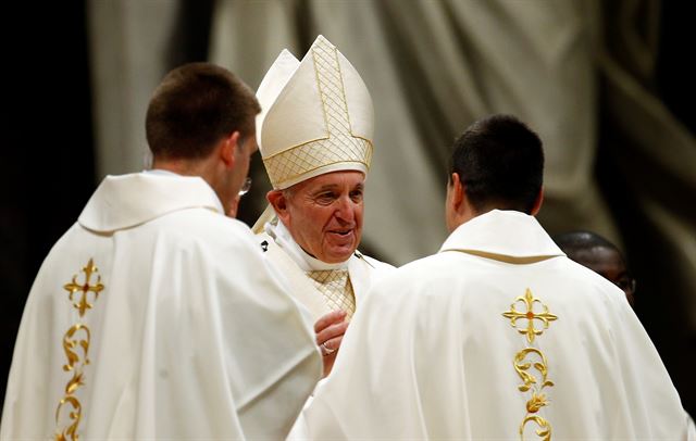프란치스코 교황이 12일 바티칸 성 베드로 대성당에서 새롭게 서품을 받은 사제들과 대화하고 있다. 로마=로이터 연합뉴스