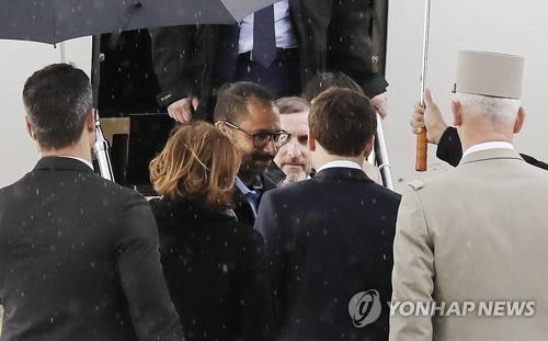 부르키나파소서 구출된 인질 프랑스 도착 epa07562924 Freed French hostages Patrick Picque (3-R) and Laurent Lassimouillas (3-L) are welcomed by French President Emmanuel Macron (2-R) and French Defence Minister Florence Parly (2-L), as they arrive at the Villacoublay airport, near Paris, France, 11 May 2019. According to the French presidency, the French army has released four hostages during an intervention in northern Burkina Faso. Two are French, one American and one South Korean citizen. Two French soldiers are reported to have been killed in the operation to free the hostages. The two French citizens were kidnapped on 01 May 2018 in Benin. EPA/FRANCOIS GUILLOT / POOL MAXPPP OUT