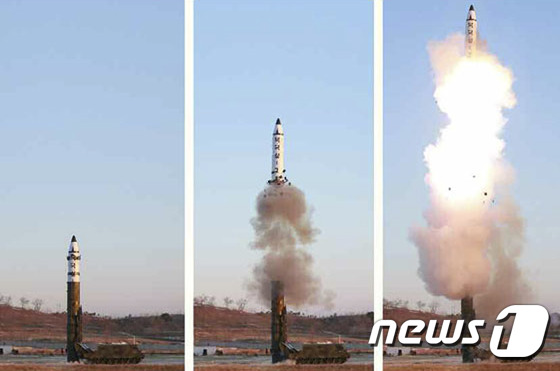 북한은 지난 2017년 2월 잠수함발사탄도미사일(SLBM)로 개발된 준중거리탄도미사일(MRBM) 북극성 2형의 지상 발사 시험 사실을 공개한 바 있다.(노동신문) 2017.2.13/뉴스1