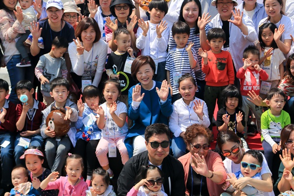 행사에 참여해 기념 사진을 촬영하는 여성가족부 진선미 장관.