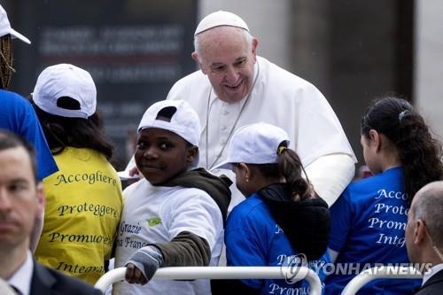 15일 난민 어린이들과 함께 교황 차량에 탑승한 프란치스코 교황 [EPA=연합뉴스]