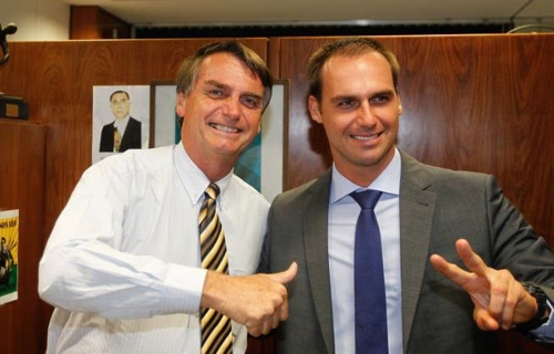 보우소나루 대통령(왼쪽)과 셋째 아들 에두아르두 의원 [브라질 뉴스포털 UOL]