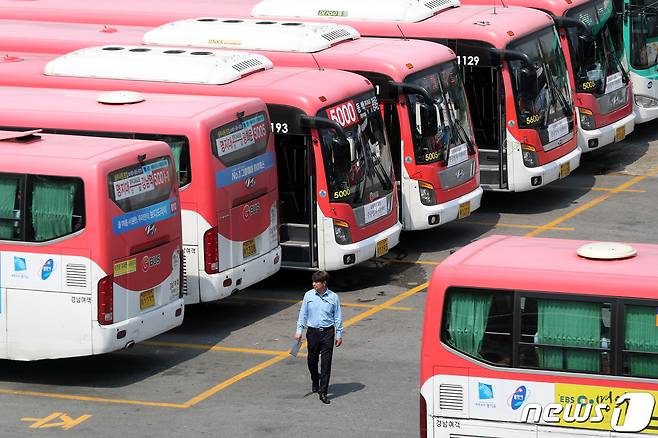 경기도 용인시 처인구의 한 버스업체 차고지에 버스들이 정차돼 있다. 2019.5.14/뉴스1 © News1 조태형 기자
