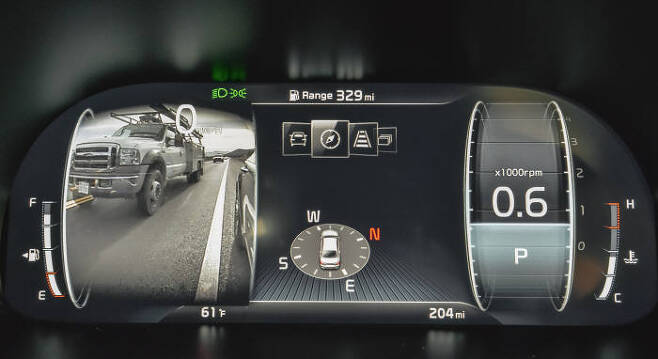 기아자동차 플래그십 세단 K9 12.3인치 디지털 클러스터에 나타난 왼쪽 후측방 모습(제공=기아자동차)