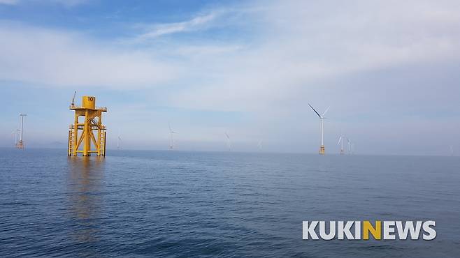 바다 위에 펼쳐진 풍력발전기의 모습 (사진=쿠키뉴스)
