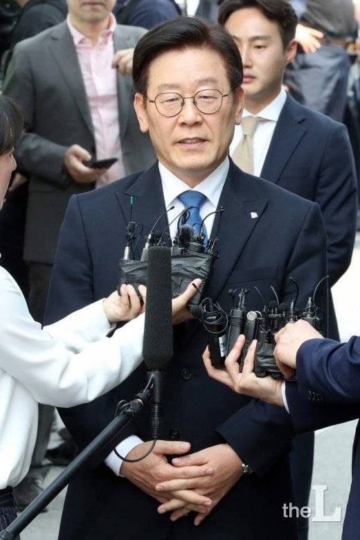 직권남용과 공직선거법 위반 혐의로 기소된 이재명 경기지사가 16일 오후 경기 수원지방법원 성남지원에서 열리는 1심 선고공판에 출석하고 있다. / 사진=이기범 기자 leekb@