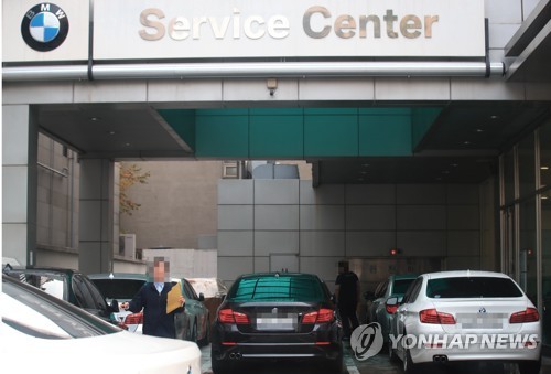 BMW 118d 등 추가 리콜 (서울=연합뉴스) 홍해인 기자 = 23일 서울 시내 한 BMW 서비스센터에서 차량들이 입고 대기하고 있다. 2018.10.23