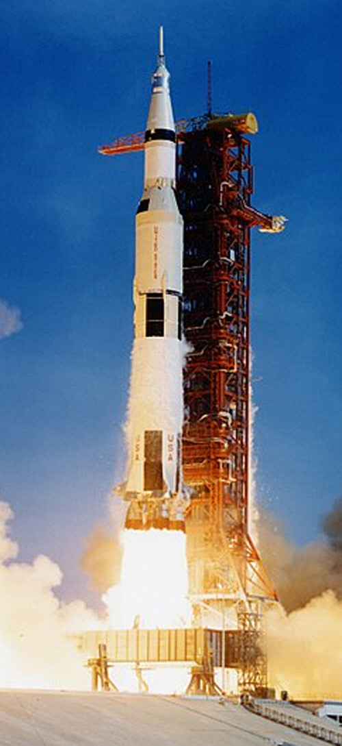 1969년 7월16일 달 착륙 임무를 띤 아폴로 11호를 싣고 발사되는 새턴5호 로켓. 높이가 110m에 달했으며 추진력의 대부분을 차지하는 1단 로켓은 등유의 일종인 ‘케로신’을 연료로 사용했다.   미국항공우주국 제공