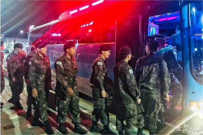 휴식을 만끽하고 임실군이 지원한 '부대 복귀 버스'에 오르는 장병들. (사진=송승민 수습기자)