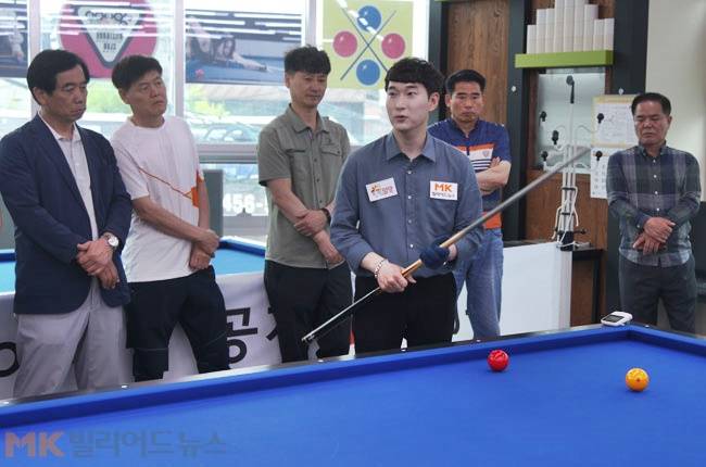 행사에 참가한 동호인들에게 공모으기에 대해 설명하고 있는 이기범.