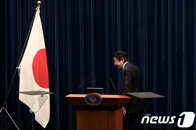 아베 신조(安倍晋三) 일본 총리와 일본 국기. © AFP=뉴스1