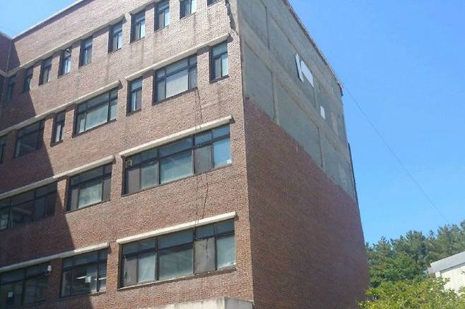 21일 부산대 미술관동 건물 외벽 벽돌이 추락해 작업자 1명이 숨졌다. (사진=부산경찰청 제공)