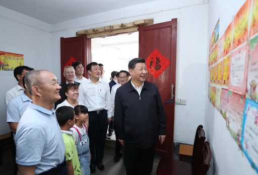 시진핑 중국 국가 주석(가운데)이 20일 장시성 희토류 사업 시찰 중 간저우 위두현(縣)을 방문하고 있다.간저우=신화연합뉴스