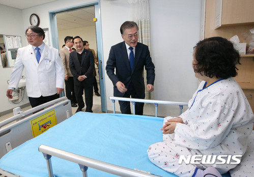 【서울=뉴시스】7월1일부터 병원과 한방병원 2·3인실에도 건강보험이 적용된다. 문재인 대통령이 2017년 2월 서울의 한 병원을 찾아 환자와 대화를 나누는 모습. (사진=뉴시스DB) photo@newsis.com