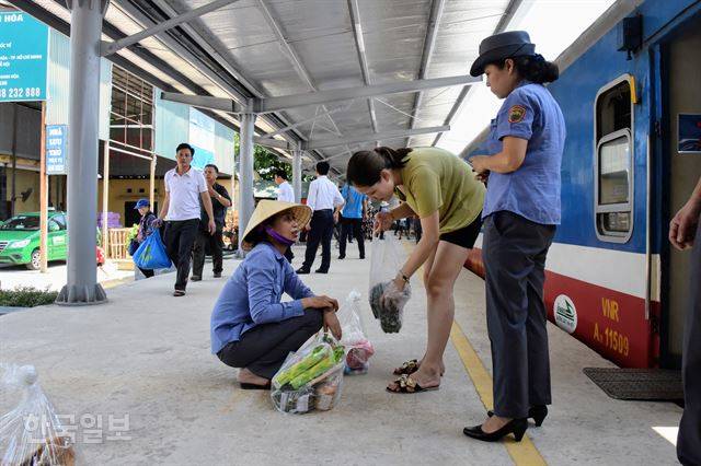 열차가 한 역에 정차해 있는 동안 한 승객이 승강장으로 물건 팔러 나온 상인으로부터 음식을 사고 있다. 이렇게 역에서 물건을 사면 열차 식당객차에서 구입하는 것보다 절반 가까운 가격에 구입할 수 있다. 승객이 타고 내리는 역에는 보통 3분씩 정차한다. 큰 역에서는 이보다 더 오래 멈추기도 한다.