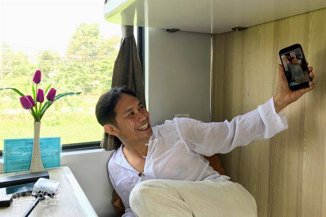 4인실 침대칸에 탑승한 한 승객이 화상통화를 하고 있다. 베트남 사람들도 열차 여행, 특히 남북선 종단열차 여행은 한번쯤 꿈꾸는 여행이다.