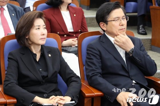 황교안 한국당 대표(오른쪽)와 나경원 한국당 원내대표 /사진=뉴스1 제공