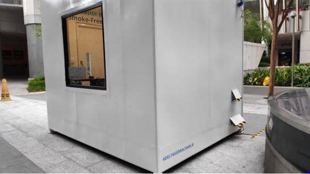 큰 창을 가진 흡연부스 뒷면. MS뉴스 캡처