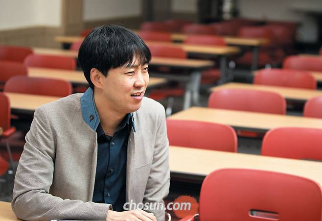 서울 구룡중학교 교실에서 만난 김헌용씨는 안구 축소 탓에 하얗게 변한 눈에 검은 렌즈를 착용하고 있었다. 손톱은 가지런히 깎았고 거울 보고 한 것처럼 면도도 단정히 했다. 단순한 치장은 아니다. 상대에 대한 배려의 의미가 담겼다. 그는 “장애인도 다양한 사람이 있듯이 나 같은 모습을 불편해하는 사람도 있을 것”이라며 “괜스레 그들을 거북하게 만들고 싶지 않다”고 했다. / 최항석 영상미디어 객원기자