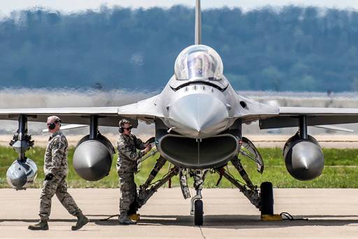 미 공군 F-16 전투기가 출격을 앞두고 연료를 공급받고 있다. 미 공군 제공