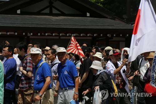 광복절의 日야스쿠니신사…전범기들고 참배하는 사람 (도쿄=연합뉴스) 김병규 특파원 = 광복절이자 일본의 종전기념일인 15일 일본 제국주의의 상징인 도쿄(東京) 지요다(千代田)구의 야스쿠니(靖國)신사에서 전범기인 욱일기(旭日旗)를 든 사람이 참배하기 위해 줄을 서 있다. 야스쿠니신사는 태평양전쟁 A급 전범 14명을 포함해 246만6천여명이 합사된 제국주의 일본의 상징이다. 2018.8.15 bkkim@yna.co.kr