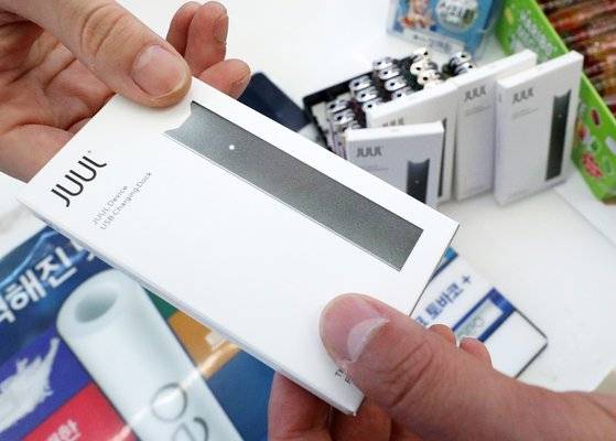 미국 액상형 담배 '쥴' 출시일인 지난 24일 오전 서울 시내 편의점에서 쥴 디바이스를 판매하고 있다. 쥴랩스코리아는 쥴 디바이스와 팟을 이날부터 편의점 GS25, 세븐일레븐과 롯데, 신라면세점에서 구매할 수 있다고 밝혔다. 2019.5.24/뉴스1