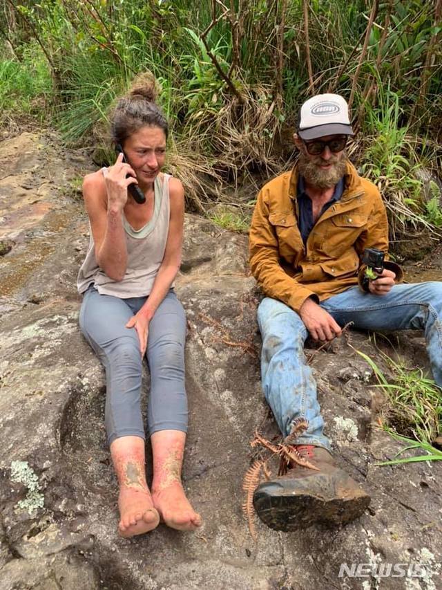 【서울=뉴시스】 미국 하와이 마우이섬 자연 보호구역에서 실종된 미국인 여성 등산객이 실종 17일만에 구조됐다고 25일(현지시간) 뉴욕타임스 등이 보도했다. 사진은 24일 구조 직후 가족과 전화를 하고 있는 아만다 엘러. 2019.05.26 (사진 = 파인드아만다 페이스북 갈무리)