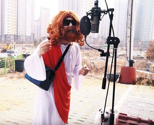 크리스천 유튜브 계정 ‘선골(SUNGOL)’을 운영하는 박강일 작곡가가 예수 분장을 하고 노래 부르는 모습. 유튜브 캡처