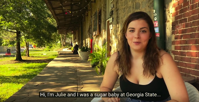 과거 슈가베이비였던 쥴리씨가 슈가베이비 활동에 대해 설명하고 있다. /사진=유튜브 '슈가베이비들:미니 다큐멘터리'