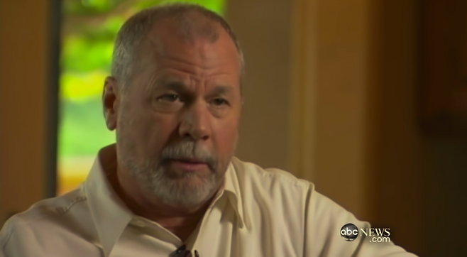 시킹어레인지먼트에 등록해, 슈가대디로서 여러명의 슈가베이비들 상대하는 타미씨. 그는 '슈가베이비는 결국 성매매 아니냐'는 질문에 "슈가베이비와 성적 관계를 맺긴 하지만, 단순히 그 뿐만은 아니다. 슈가베이비와는 친구가 되고, 대화를 하기 때문에 그냥 성매매와는 다르다"고 답했다. /사진=미국 abc뉴스