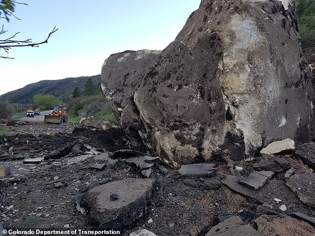 당국은 거대한 바위들을 비롯해 돌멩이와 흙들이 도로 위를 뒤덮고 있는 사진들을 공유했다.