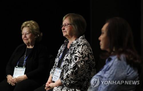 인터뷰하는 6·25전쟁 참전 미군 실종자 가족 (서울=연합뉴스) 이지은 기자 = 국가보훈처 초청으로 한국을 찾은 6·25전쟁 참전 미군 실종자의 가족 셜리 앤 마이너(왼쪽부터), 카렌 마리 제겐, 조 레이너트 씨가 27일 오전 서울 중구 그랜드 엠버서더 호텔에서 언론사와 인터뷰를 하고 있다. 2019.5.27 jieunlee@yna.co.kr