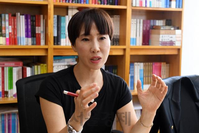 3년 만에 신작 소설 ‘진이, 지니’ 출간한 정유정 작가가 23일 마포구에 위치한 은행나무 출판사에서 서울경제와 인터뷰를 하고 있다. /권욱기자