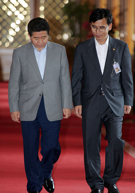 ⓒ청와대사진기자단 2007년 7월 당시 유시민 보건복지부 장관(오른쪽)과청와대 회의장으로 들어서는 노무현 대통령.