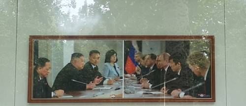 주중 북한대사관, 게시판에 북러 정상회담 사진으로 도배 (베이징=연합뉴스) 심재훈 특파원