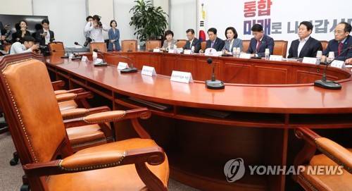 한국당, '나홀로 강원 산불 대책회의' (서울=연합뉴스) 김주형 기자 = 자유한국당 나경원 원내대표(오른쪽 네번째)가 29일 오전 국회에서 열린 강원도 산불피해 후속조치 대책회의에서 발언하고 있다. 이날 회의에 한국전력공사 사업총괄부사장 등 관련 부서 차관 및 관계자들은 모두 불참해 자리가 비어있다. 2019.5.29 kjhpress@yna.co.kr