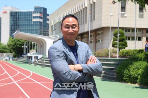 장재근 서울시청 육상 감독이 스포츠서울과의 인터뷰를 마치고 기념촬영을 하고 있다. 이용수기자