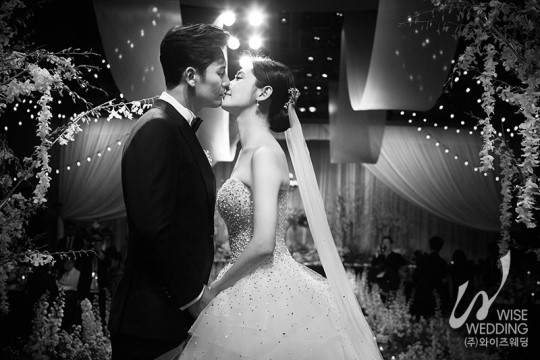 배우 추자현·우효광 부부가 29일 남산 그랜드하얏트호텔에서 결혼식을 올리고 본식 사진을 공개했다.ⓒ와이즈웨딩