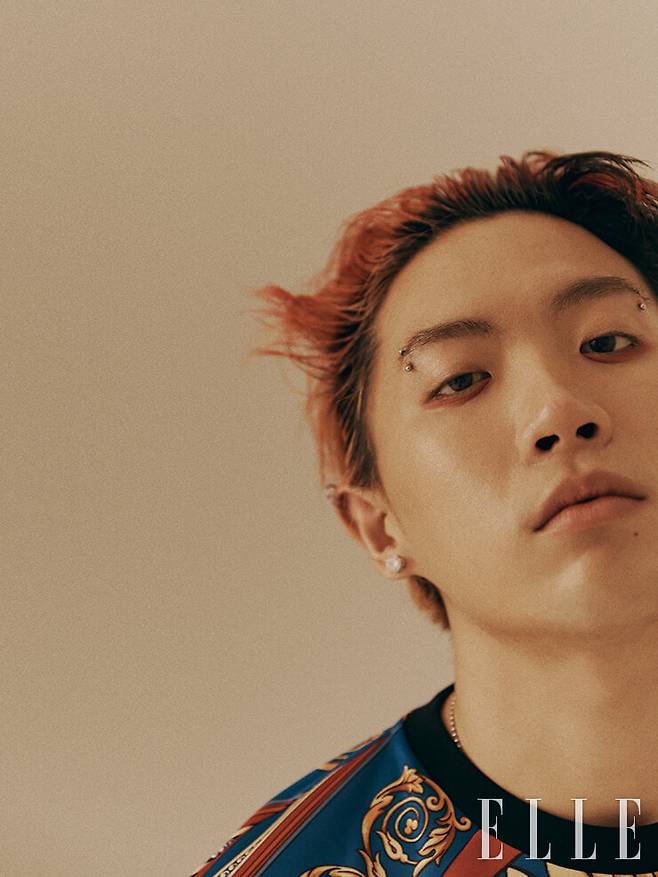 나플라가 입은 화려한 프린트의 톱은 1백4만원, Kith x Versace.