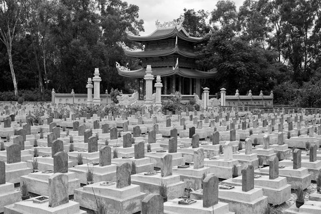 ‘죽은 이들의 수도’라 불리는 베트남 쯔엉선 국립묘지. 베트남 전쟁으로 희생된 5만 여명이 안장돼 있다. 가지런하게 정돈돼 있는 비석과 묘지들은 전쟁의 참혹한 고통을 감추고 있다. 더봄 제공