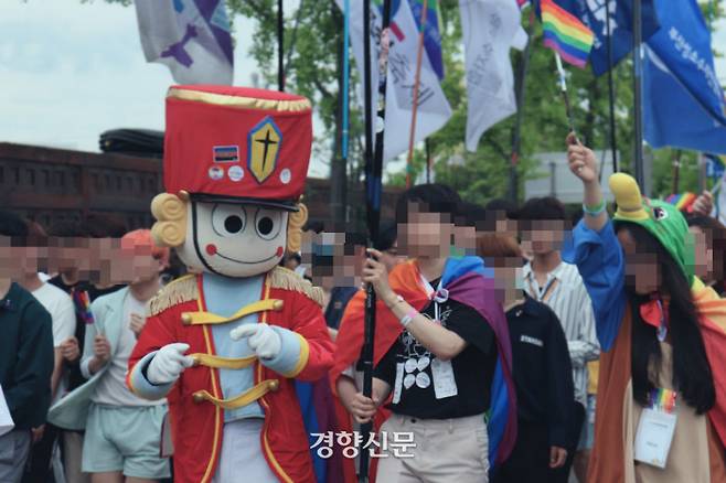 김현빈씨(22)가 5월 전주퀴어문화축제에서 인형탈을 쓴 모습. 김현빈씨 제공