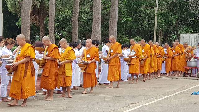 태국 승려들의 일반적인 새벽 탁발 모습